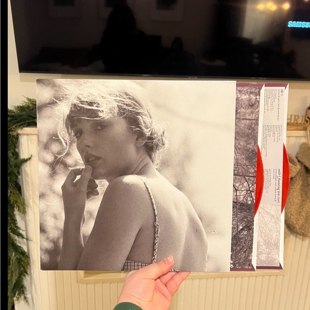 Taylor Swift
Folklore - Exclusive Limited Edition Red
Colored 2x Vinyl LP